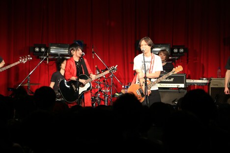左からカノエラナ、日高央(THE STARBEMS)。(撮影:久保永隆二)