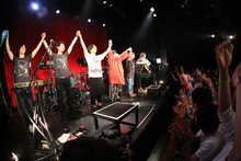 カノエラナ「とうめいはーん!!!ふくをマネくぜ勇者たち。【バンド編】」WWW X公演の様子。（撮影：久保永隆二）