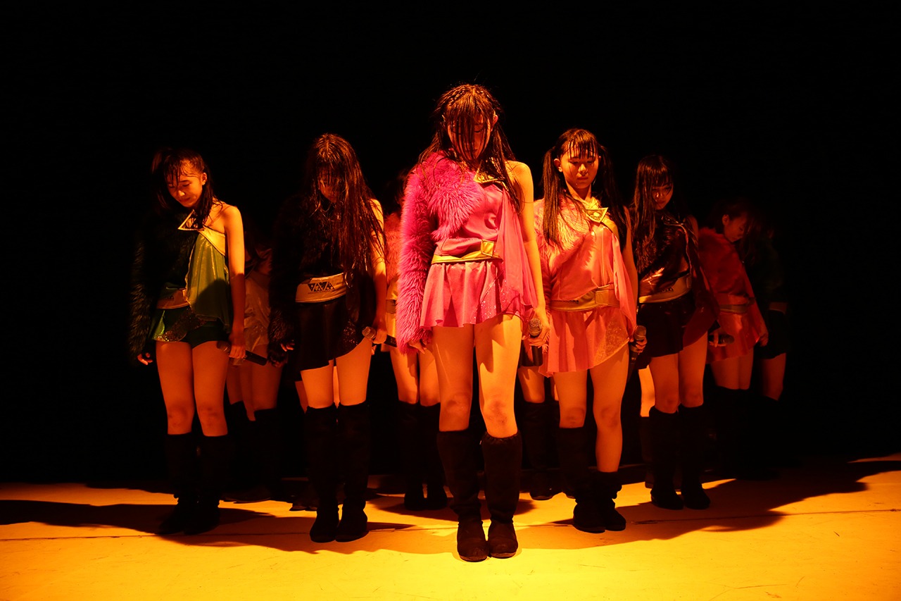原宿物語「原宿物語ワンマンLIVE『完全無料』追加公演」東京・原宿ベルエポック美容専門学校イベントホール公演の様子。（写真提供：ミレニアムプロモーション）