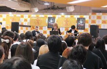 KAMIJOが6月11日に東京・タワーレコード新宿店で開催したインストアイベントの様子。