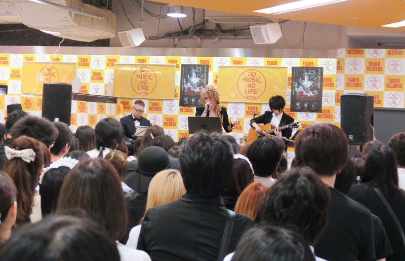 KAMIJOが6月11日に東京・タワーレコード新宿店で開催したインストアイベントの様子。