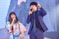 miwaのライブにサプライズ出演を果たしたオードリー若林（右）。