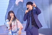 miwaのライブにサプライズ出演を果たしたオードリー若林(右)。