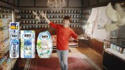 「消臭力」新CM“愛と平和と消臭力”編のワンシーン。