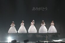 純白のウエディングドレス姿で登場した℃-ute。（写真提供：アップフロント）
