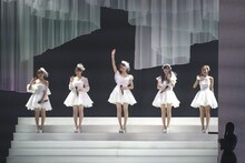 team℃-uteとハロプロメンバーに見送られステージを去る℃-ute。（写真提供：アップフロント）