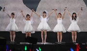 手をつなぎteam℃-uteの声援に応える℃-ute。（写真提供：アップフロント）