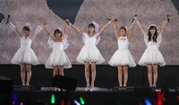 手をつなぎteam℃-uteの声援に応える℃-ute。（写真提供：アップフロント）