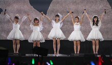 手をつなぎteam℃-uteの声援に応える℃-ute。（写真提供：アップフロント）
