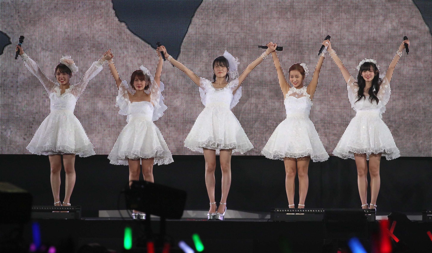 手をつなぎteam℃-uteの声援に応える℃-ute。（写真提供：アップフロント）