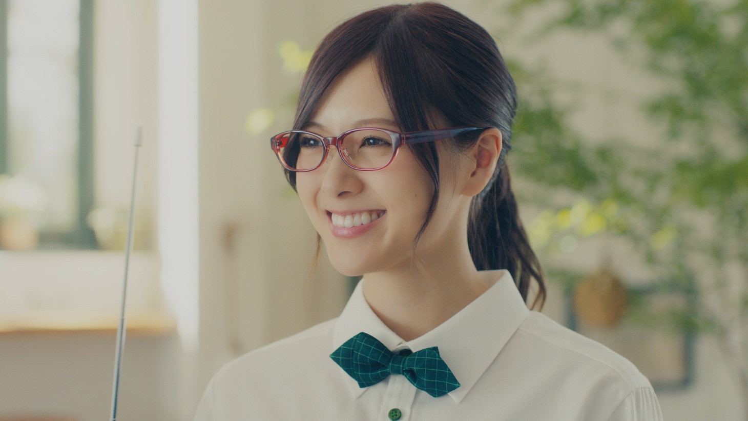 「明治ロカボーノ」Webムービーの白石麻衣。