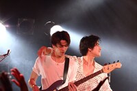 謙二（B）と悠（Vo）。（Photo by t.hosoda）