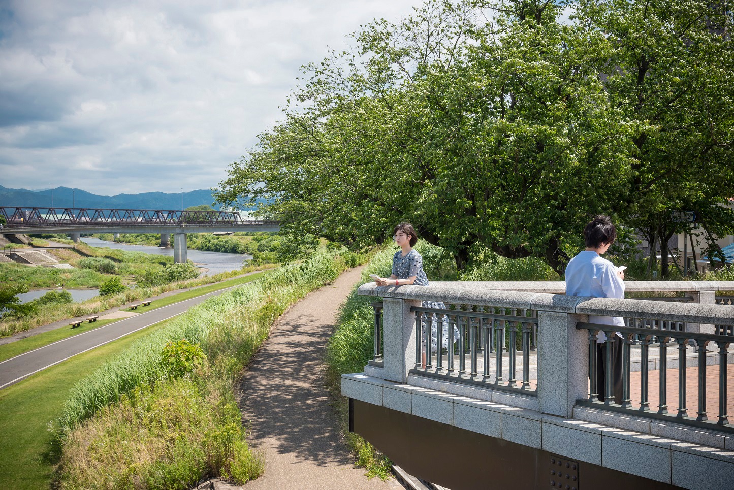 「君の膵臓をたべたい」表紙のモデルとなった幸橋を訪れた浜辺美波と北村匠海（DISH//）。