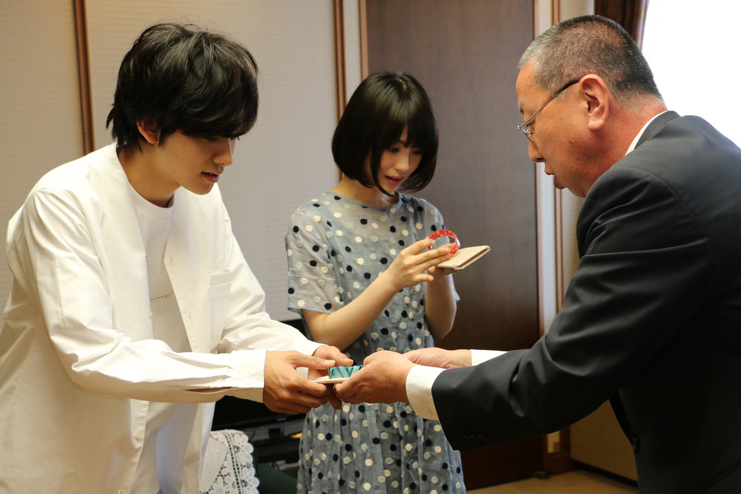 バングルを受け取る北村匠海（DISH//）と浜辺美波。
