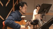 のん（右）のレッスンをギター演奏でサポートする堀込泰行（左）。