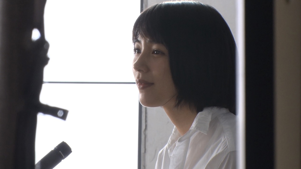 優しい笑顔を浮かべるのん。