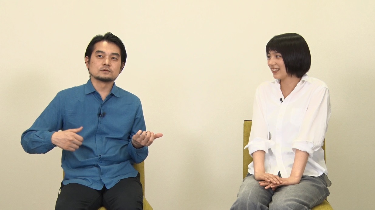 インタビューに答える堀込泰行（左）とのん（右）。