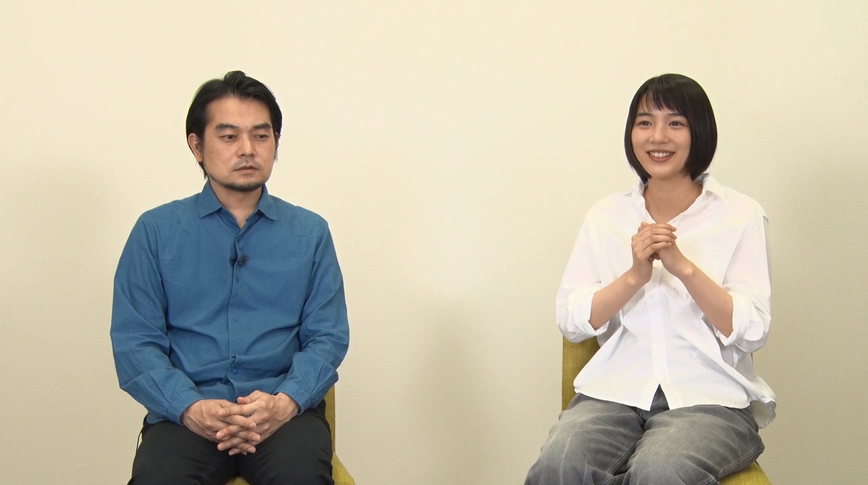 インタビューに答える堀込泰行（左）とのん（右）。