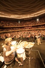 「Theピーズ30周年日本武道館」ダブルアンコールでの「グライダー」演奏時の様子。（撮影：新保勇樹）