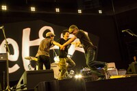 全曲の演奏を終えたあと、輪になってはしゃぐTheピーズの3人。（撮影：新保勇樹）