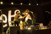 全曲の演奏を終えたあと、輪になってはしゃぐTheピーズの3人。（撮影：新保勇樹）