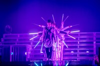 デジタルポイを使った「バッタマン」のパフォーマンス。