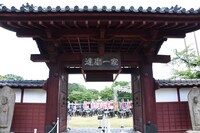 「HiGH&LOW THE LAND」内、達磨一家のアジトをモチーフとした門。