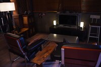 「HiGH&LOW THE MUSEUM」雨宮兄弟の自宅のセット。