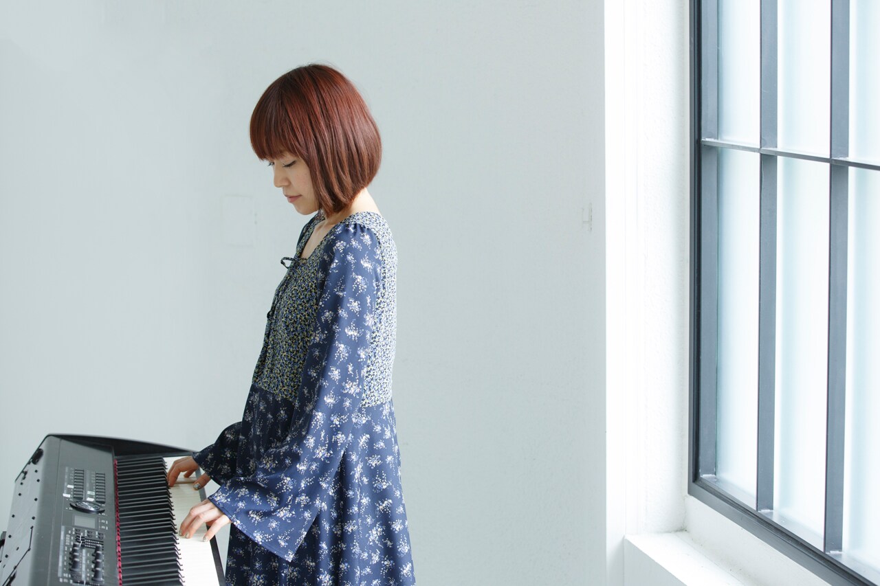 川嶋あい、手で男女の恋愛を表現した「シンクロ」MV