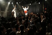 さくらしめじのライブの様子。