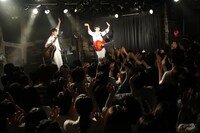 さくらしめじのライブの様子。