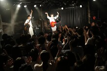 さくらしめじのライブの様子。