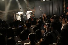 さくらしめじのライブの様子。