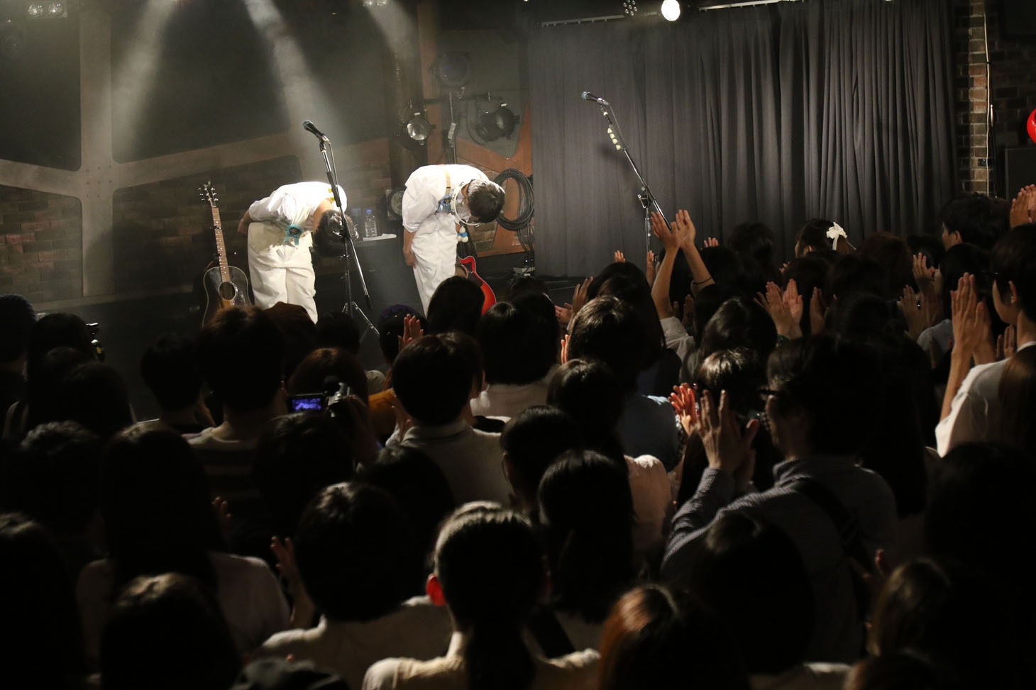 さくらしめじのライブの様子。