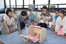 フェネックとふれあうタカシ（右から3番目）。(c)TBS