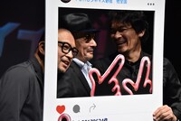 Instagram風のパネルにはまって身を寄せ合う中野英雄、横山剣、伊原剛志（左から）。
