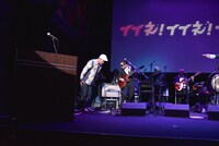 深々と頭を下げてステージに上がる山口智充。