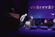 深々と頭を下げてステージに上がる山口智充。