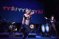 CKBの演奏に乗せて歌う山口智充。