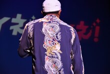 山口智充のシャツの背中に描かれた虎と龍。