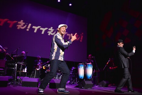 CKB本人の演奏をバックに「タイガー&ドラゴン」を歌った山口智充(中央)。