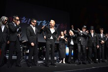 メンバーに一斉にいじられる中西圭一（中央）。