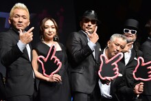 「イイネ！」のポーズで決めるクレイジーケンバンド。