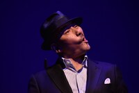 アゴを曲げる横山剣。