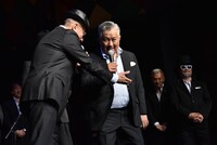 呼ばれて出てきた洞口信也。