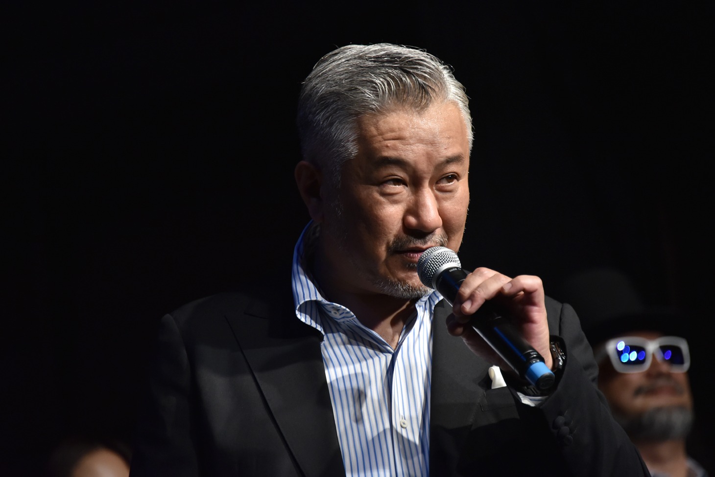 外国人役の演技について語る洞口信也（B）。