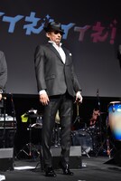 伊原剛志の身長に合わせようと背伸びする横山剣。