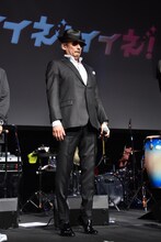 伊原剛志の身長に合わせようと背伸びする横山剣。