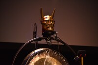 銅鑼に乗せられた般若の面。