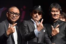 左から中野英雄、横山剣、伊原剛志。